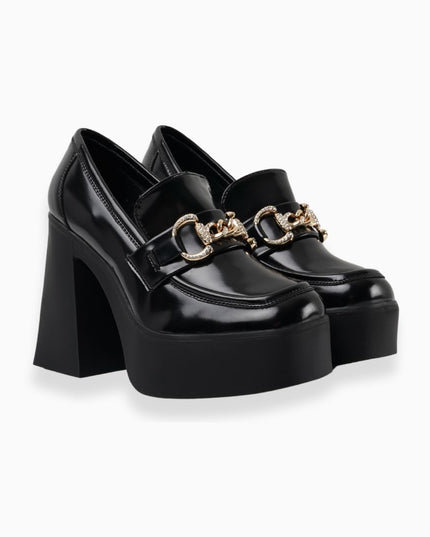 Mocasín negro charol tacón y hebilla dorada