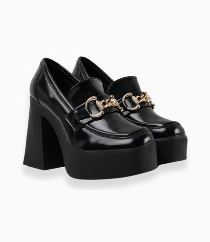 Mocasín negro charol tacón y hebilla dorada