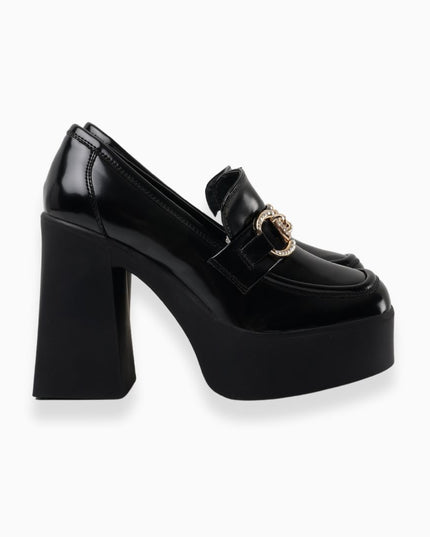 Mocasín negro charol tacón y hebilla dorada