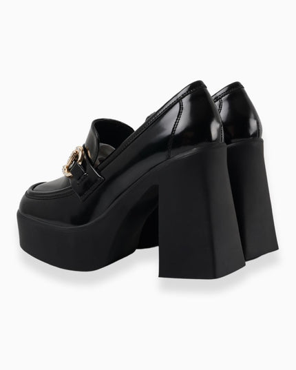 Mocasín negro charol tacón y hebilla dorada