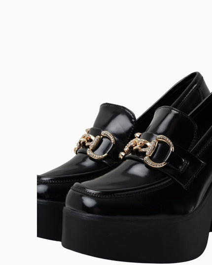 Mocasín negro charol tacón y hebilla dorada