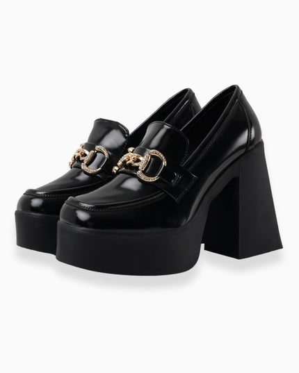 Mocasín negro charol tacón y hebilla dorada