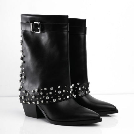 Botas de tacón negras con múltiples taches plateados