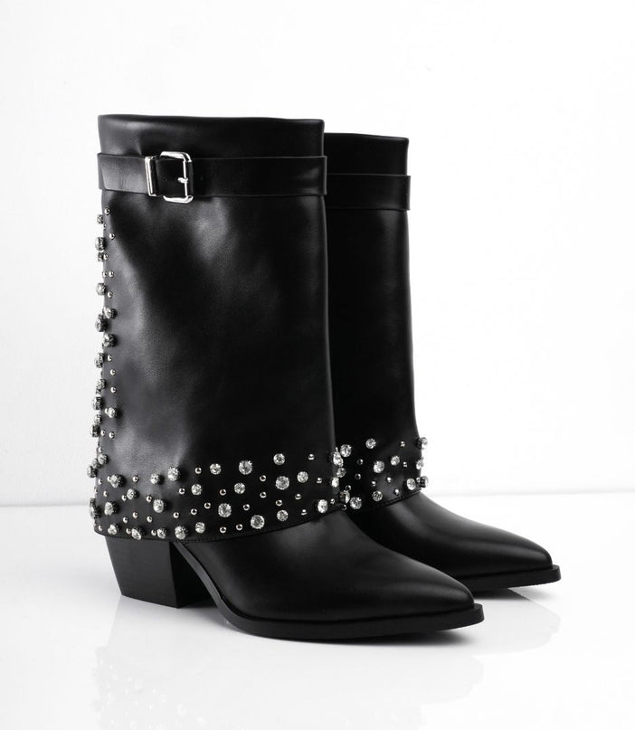 Botas de tacón negras con múltiples taches plateados