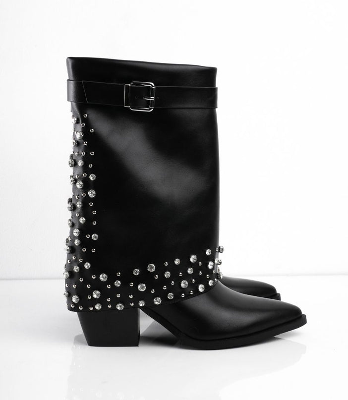 Botas de tacón negras con múltiples taches plateados