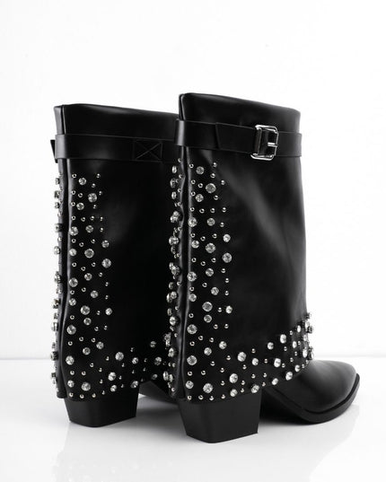 Botas de tacón negras con múltiples taches plateados