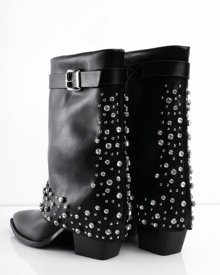 Botas de tacón negras con múltiples taches plateados