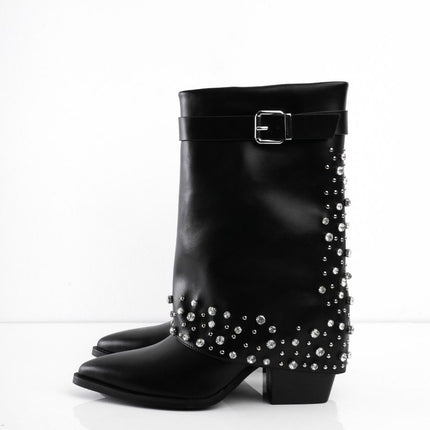 Botas de tacón negras con múltiples taches plateados
