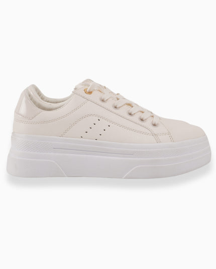 tenis beige clásicos
