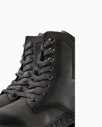 Botín gris tipo militar cordones