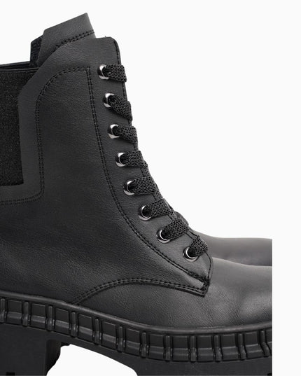 Botín negro tipo militar cordones