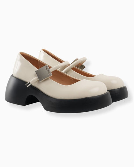 Mocasines crema con correa y suela negra