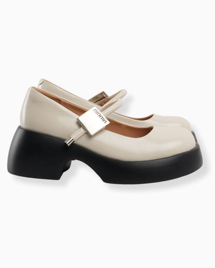 Mocasines crema con correa y suela negra