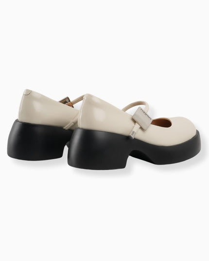 Mocasines crema con correa y suela negra