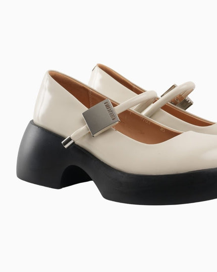 Mocasines crema con correa y suela negra
