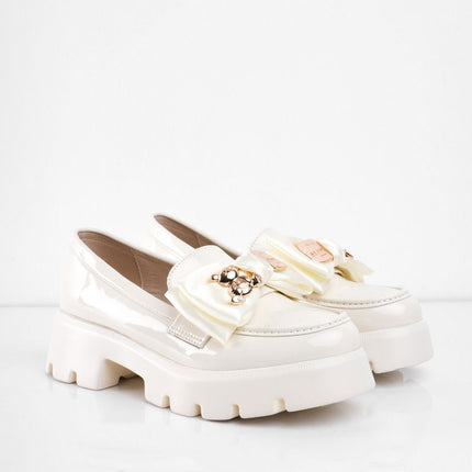 Mocasines de charol crema con moño
