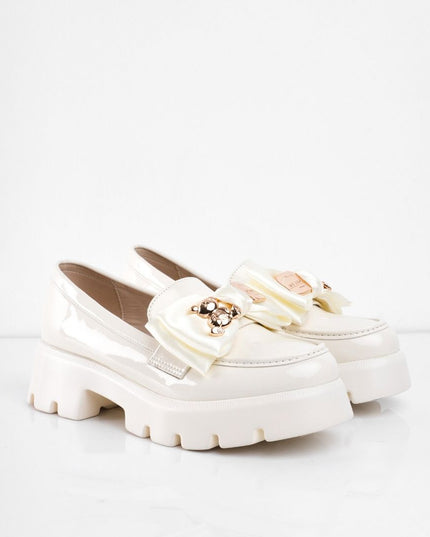 Mocasines de charol crema con moño