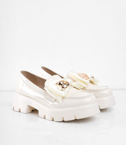Mocasines de charol crema con moño