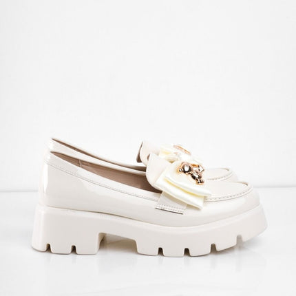 Mocasines de charol crema con moño