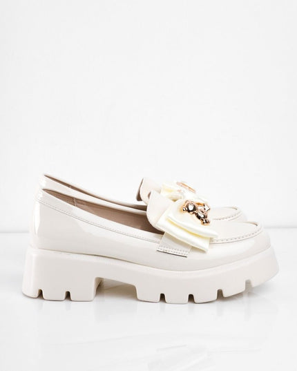 Mocasines de charol crema con moño