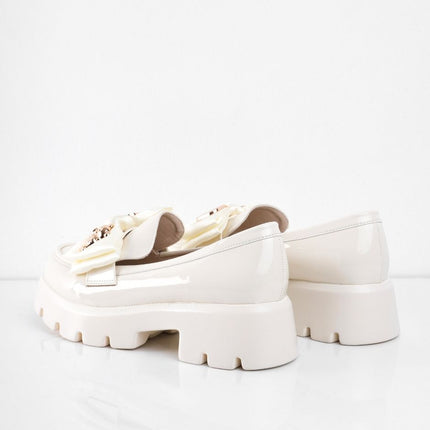 Mocasines de charol crema con moño
