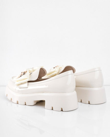 Mocasines de charol crema con moño