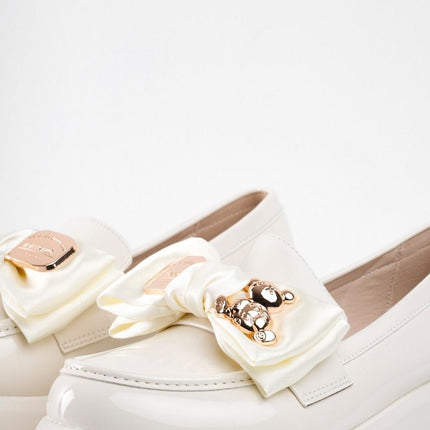 Mocasines de charol crema con moño