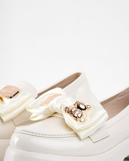 Mocasines de charol crema con moño