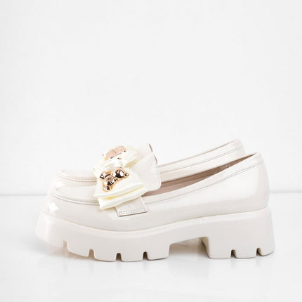 Mocasines de charol crema con moño