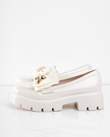 Mocasines de charol crema con moño