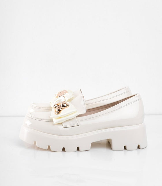 Mocasines de charol crema con moño