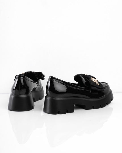 Mocasines de charol negros con moño