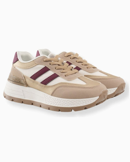 tenis beige con líneas rojas