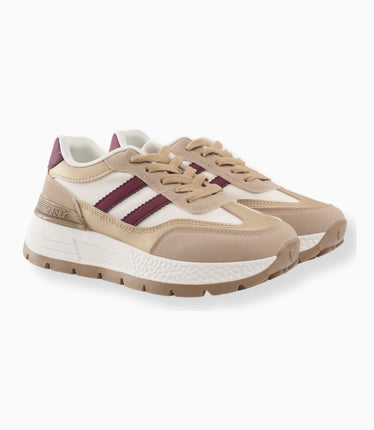 tenis beige con líneas rojas