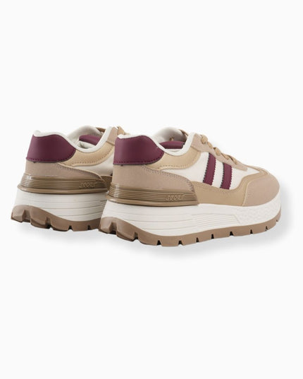 tenis beige con líneas rojas
