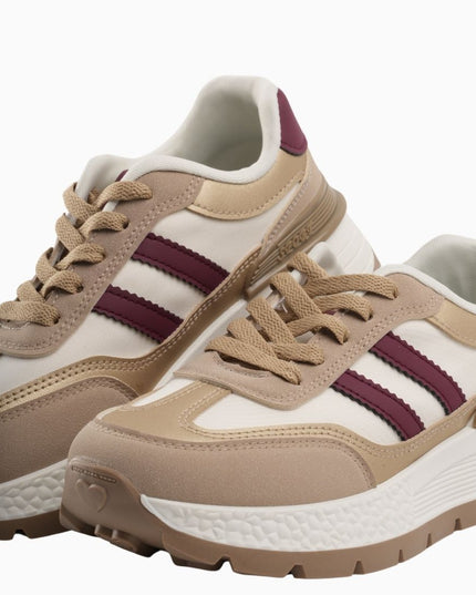 tenis beige con líneas rojas