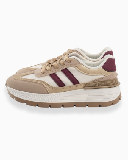 tenis beige con líneas rojas