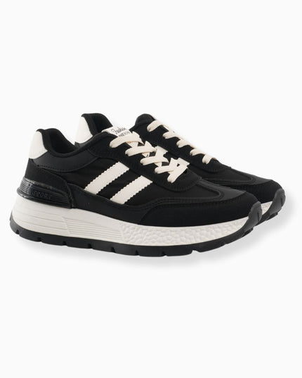 tenis negros con líneas blancas