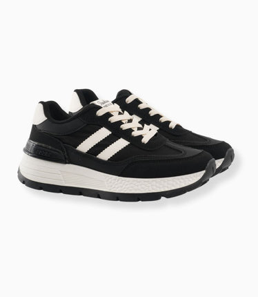 tenis negros con líneas blancas