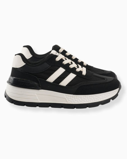 tenis negros con líneas blancas