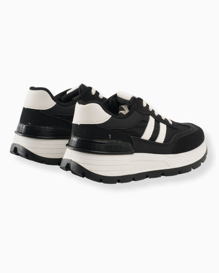 tenis negros con líneas blancas