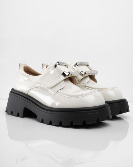 Zapatos crema de charol con herraje y correa plateada