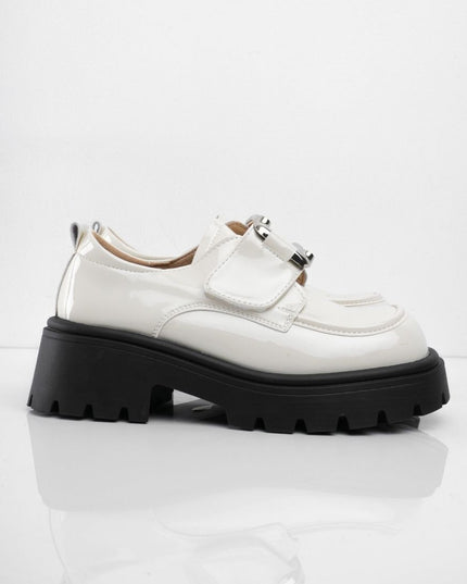 Zapatos crema de charol con herraje y correa plateada