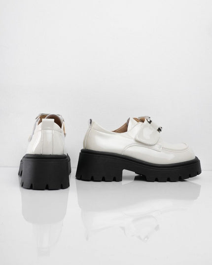 Zapatos crema de charol con herraje y correa plateada