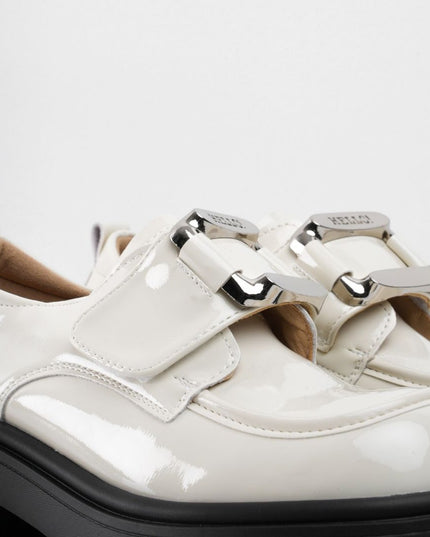 Zapatos crema de charol con herraje y correa plateada