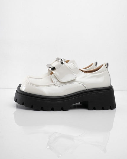 Zapatos crema de charol con herraje y correa plateada