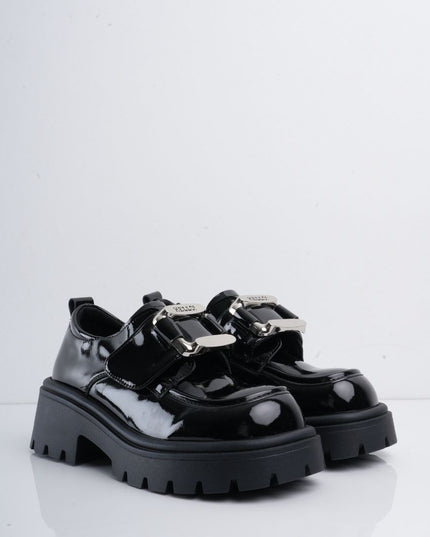 Zapatos negros de charol con herraje y correa plateada
