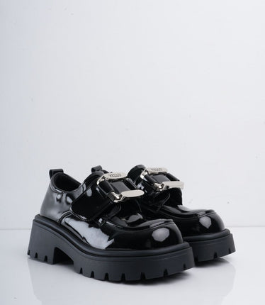 Zapatos negros de charol con herraje y correa plateada