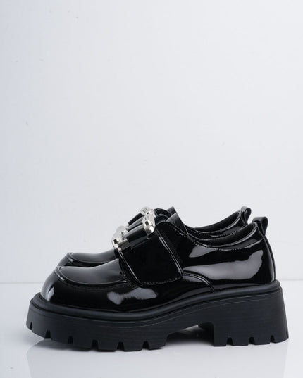 Zapatos negros de charol con herraje y correa plateada