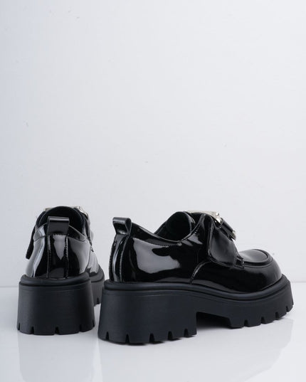 Zapatos negros de charol con herraje y correa plateada